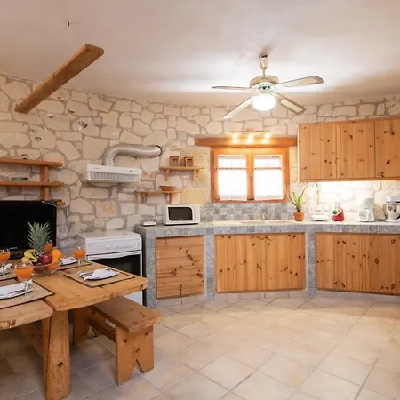 Tatil Evi Gerakomylos Stone House